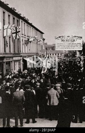 En avril 1912, 250 000 Orangemen ont convergé sur Balmoral Showground à Belfast, déclarant que, en aucun cas, ils n'accepteront la règle de l'intérieur en Irlande. Organisé par la Loyal Orange institution, alias l'ordre orange, un ordre fraternel protestant principalement en Irlande du Nord, il a été fondé dans le comté d'Armagh en 1795, pendant une période de conflit sectaire protestant-catholique, comme une fraternité de style masonique assermentée pour maintenir l'Ascendant protestant. Banque D'Images