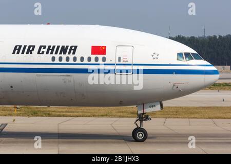 Beijing, Chine – 2 octobre 2019 : avion Boeing 777-300 ER d'Air China à l'aéroport de Beijing Capital (PEK) en Chine. Boeing est un fabricant américain d'avions Banque D'Images