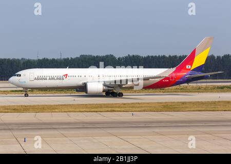Beijing, Chine – 2 octobre 2019 : avion Boeing 767-300 d'Asiana Airlines à l'aéroport de Beijing Capital (PEK) en Chine. Boeing est un avion américain ma Banque D'Images