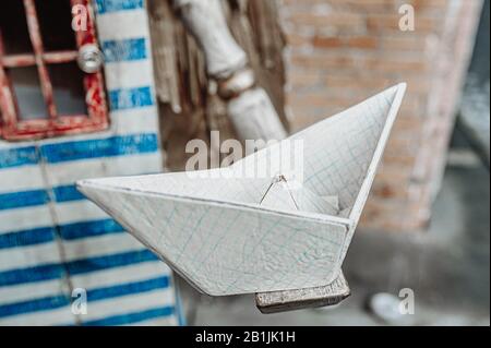 figure en bois d'un bateau en papier sur l'arrière-plan de la rue. Style De Vie Banque D'Images