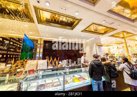 Florence, ITALIE - 12 MARS 2018 : photo grand angle de l'intérieur du magasin Venchi, une glace italienne traditionnelle, située à Florence, Italie Banque D'Images