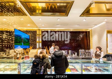 Florence, ITALIE - 12 MARS 2018: Photo horizontale de l'intérieur du magasin Venchi, une glace italienne traditionnelle, située à Florence, Italie Banque D'Images