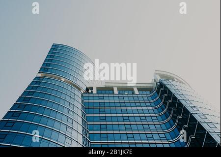 centre d'affaires haut de gamme de couleur bleu verre. Création d'images de bas en haut Banque D'Images