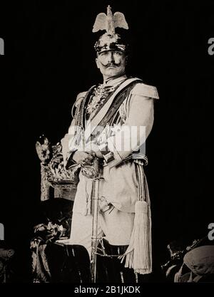 Wilhelm II ou William II (allemand : Friedrich Wilhelm Viktor Albert ; 27 janvier 1859 – 4 juin 1941) était le dernier empereur allemand (Kaiser) et roi de Prusse. Il régna du 15 juin 1888 à son abdication le 9 novembre 1918 peu avant la défaite de l'Allemagne dans la première Guerre mondiale Banque D'Images