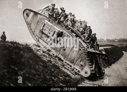 Un char britannique Mark IV (femme) donnant un ascenseur aux artillerymen pendant la première Guerre mondiale. Banque D'Images