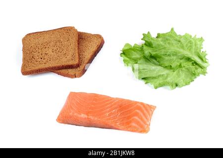 Ingrédients pour la fabrication du sandwich. Saumon, légumes frais, pain, isolé sur fond blanc Banque D'Images