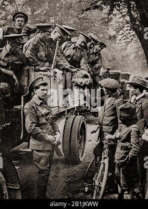 Durant les phases d'ouverture de la première Guerre mondiale, les troupes britanniques sont accueillies par Jubilation par des civils français. Banque D'Images