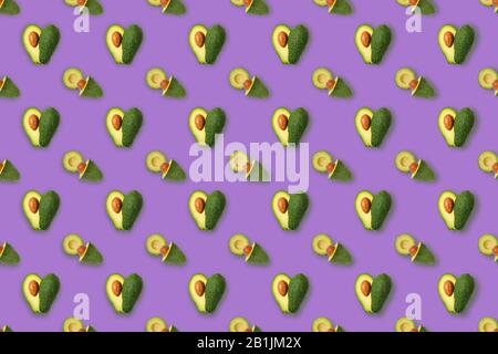 Tendance lumière du soleil sans coutures motif été fait avec des fruits avocat sur un fond lumineux et coloré. Concept d'été minimal. Banque D'Images