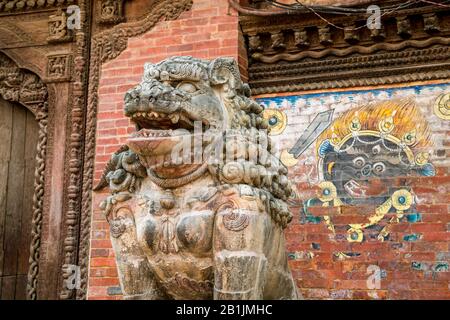Statue devant le temple de Taleju sur la place Durbar à Lalitpur (Patan), vallée de Katmandou, Népal Banque D'Images