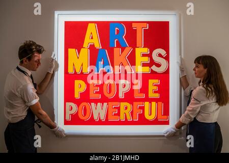 Lonodn, Royaume-Uni. 26 février 2020. Art Fait Des Gens, 2019 par Bob et Roberta Smith - Fine Cell Work - Human Touch, une collaboration entre les artistes contemporains et les cousueurs travaillant dans les prisons, formés par cette entreprise caritative et sociale de premier plan. Travailler avec le récit de chaque artiste et leurs instructions précises les prisonniers hautement qualifiés basés dans le Royaume-Uni ont cousu les œuvres uniques, qui seront toutes en vue dans les galeries de Sotheby à Londres du 26 février au 3 mars 2020, et offertes à la vente par Fine Cell Work. Crédit: Guy Bell/Alay Live News Banque D'Images