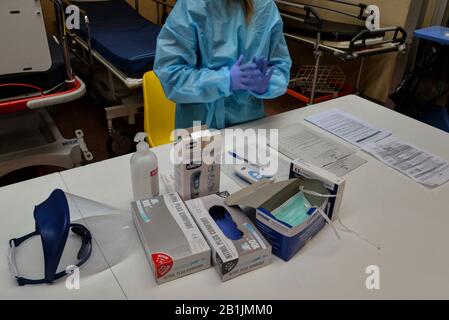 Turin, Italie. 25 février 2020. Le personnel affecté aux tests de coronavirus à l'hôpital Molinette.l'Italie est à la troisième place du classement mondial en tant que pays infectés, après la Chine et la Corée du Sud. Les autorités italiennes ont ordonné la fermeture des écoles, des universités, des pubs et imposé un arrêt aux fonctions religieuses dans les régions de Lombardie et de Vénétie. Crédit: Sopa Images Limited/Alay Live News Banque D'Images