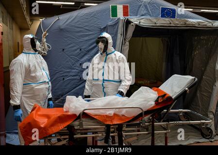 Turin, Italie. 25 février 2020. Le personnel affecté aux tests de coronavirus à l'hôpital Molinette.l'Italie est à la troisième place du classement mondial en tant que pays infectés, après la Chine et la Corée du Sud. Les autorités italiennes ont ordonné la fermeture des écoles, des universités, des pubs et imposé un arrêt aux fonctions religieuses dans les régions de Lombardie et de Vénétie. Crédit: Sopa Images Limited/Alay Live News Banque D'Images