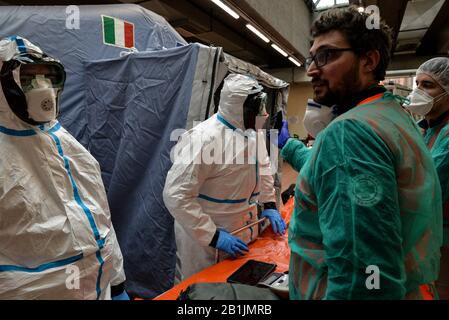 Turin, Italie. 25 février 2020. Le personnel affecté aux tests de coronavirus à l'hôpital Molinette.l'Italie est à la troisième place du classement mondial en tant que pays infectés, après la Chine et la Corée du Sud. Les autorités italiennes ont ordonné la fermeture des écoles, des universités, des pubs et imposé un arrêt aux fonctions religieuses dans les régions de Lombardie et de Vénétie. Crédit: Sopa Images Limited/Alay Live News Banque D'Images