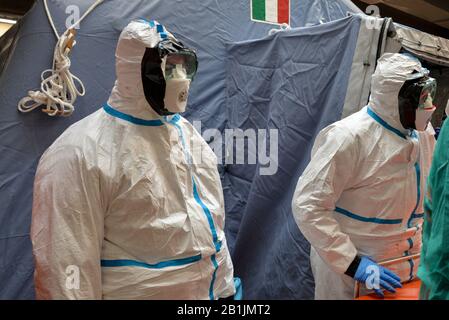 Turin, Italie. 25 février 2020. Le personnel affecté aux tests de coronavirus à l'hôpital Molinette.l'Italie est à la troisième place du classement mondial en tant que pays infectés, après la Chine et la Corée du Sud. Les autorités italiennes ont ordonné la fermeture des écoles, des universités, des pubs et imposé un arrêt aux fonctions religieuses dans les régions de Lombardie et de Vénétie. Crédit: Sopa Images Limited/Alay Live News Banque D'Images