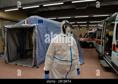 Turin, Italie. 25 février 2020. Le personnel affecté aux tests de coronavirus à l'hôpital Molinette.l'Italie est à la troisième place du classement mondial en tant que pays infectés, après la Chine et la Corée du Sud. Les autorités italiennes ont ordonné la fermeture des écoles, des universités, des pubs et imposé un arrêt aux fonctions religieuses dans les régions de Lombardie et de Vénétie. Crédit: Sopa Images Limited/Alay Live News Banque D'Images