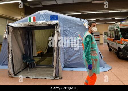 Turin, Italie. 25 février 2020. Le personnel affecté aux tests de coronavirus à l'hôpital Molinette.l'Italie est à la troisième place du classement mondial en tant que pays infectés, après la Chine et la Corée du Sud. Les autorités italiennes ont ordonné la fermeture des écoles, des universités, des pubs et imposé un arrêt aux fonctions religieuses dans les régions de Lombardie et de Vénétie. Crédit: Sopa Images Limited/Alay Live News Banque D'Images