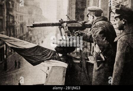 Les soldats qui manguent une mitraillette pendant le soulèvement sparticien, aussi appelé le soulèvement de janvier. La Révolution allemande a été un conflit civil dans l'Empire allemand à la fin de la première Guerre mondiale qui a abouti au remplacement de la monarchie constitutionnelle fédérale allemande par une république parlementaire démocratique qui est devenue plus tard la République de Weimar. La période révolutionnaire a duré de novembre 1918 jusqu'à l'adoption en août 1919 de la Constitution de Weimar. Banque D'Images