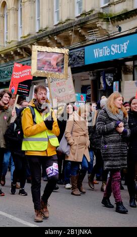 Bristol, Royaume-Uni. 26 février 2020. La grève des enseignants de l'Université et du College Union (UCU) a été soutenue par des étudiants et d'autres groupes locaux. Les professeurs d'université ont commencé une série de grèves protestant contre les changements apportés à leur régime de retraite et à leurs conditions de travail. Un groupe s'est réuni à l'extérieur des Victoria Rooms, et après des discours et des protestations, le rassemblement a traversé pacifiquement Park Street et s'est dispersé sur College Green. Crédit: M. Standfast/Alay Live News Banque D'Images