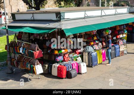 Étals de marché de rue vendant des sacs à main et des valises à Rome, Italie Banque D'Images