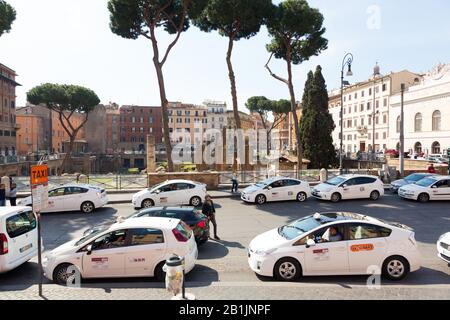 Voitures de taxi stationnées dans la rue à Rome, en Italie Banque D'Images