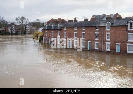 Shrewsbury, Shropshire 25 Février 2020. Des niveaux d'eau sans précédent sur la rivière Severn ont causé de graves inondations dans tout Shrewsbury. Banque D'Images