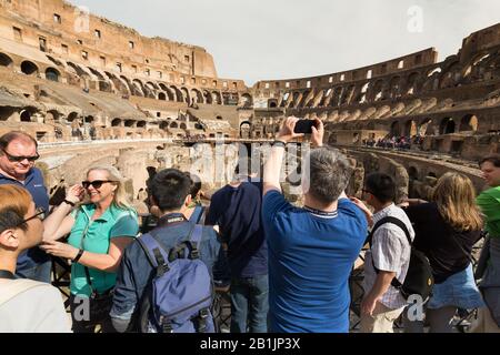 Touristes au Colisée de Rome, Italie Banque D'Images