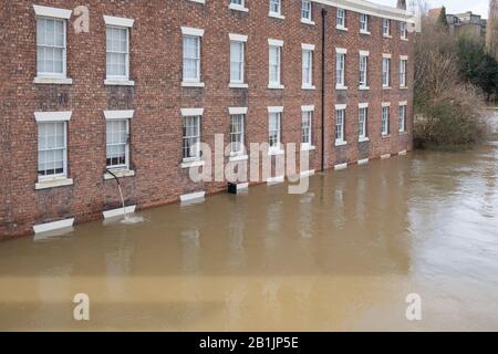 Shrewsbury, Shropshire 25 Février 2020. Des niveaux d'eau sans précédent sur la rivière Severn ont causé de graves inondations dans tout Shrewsbury. Banque D'Images