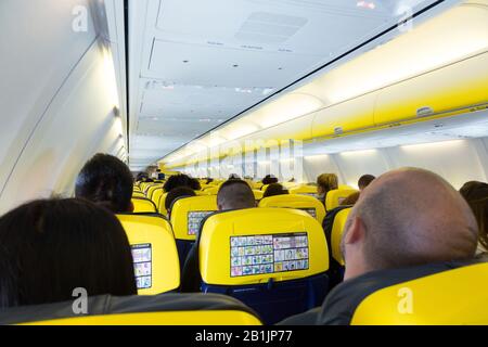 Passagers à bord de l'avion Ryanair 737-800 Banque D'Images