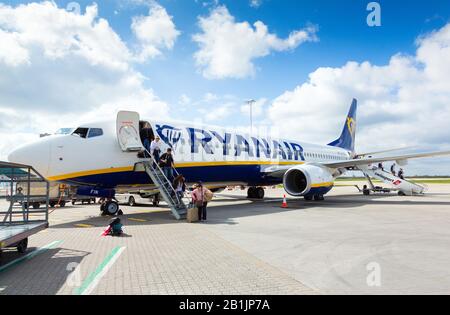 Les passagers débarquant des avions Ryanair 737-800 à Stansted Banque D'Images