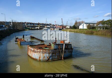 Naufrage en soute d'un bateau à coque pourri dans le port de Newhaven East Sussex Royaume-Uni Banque D'Images