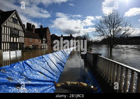 Vue sur les défenses temporaires contre les inondations à Bewdley, Worcestershire, qui ont été violées pendant la nuit, car la rivière Severn reste élevée, avec des avertissements de nouvelles inondations à travers le Royaume-Uni. Banque D'Images