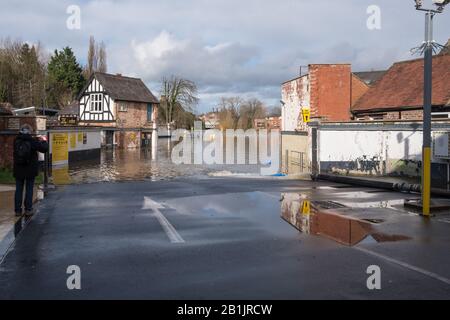 Shrewsbury, Shropshire 25 Février 2020. Des niveaux d'eau sans précédent sur la rivière Severn ont causé de graves inondations dans tout Shrewsbury. Banque D'Images