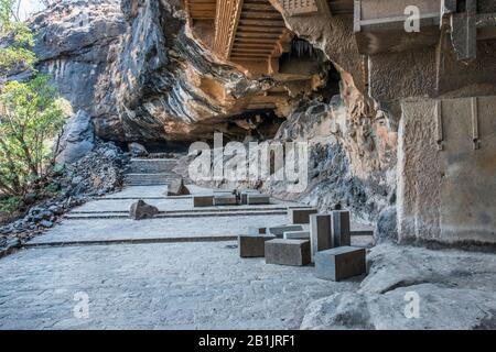 Grottes de Kondana, Karjat, Maharashtra, Inde : vue générale des grottes sur le site occidental de la principale salle De Chaitya. Banque D'Images