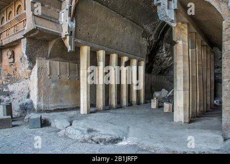 Grottes de Kondana, Karjat, Maharashtra, Inde : intérieur de la salle De Chaitya montrant les piliers restaurés. Banque D'Images