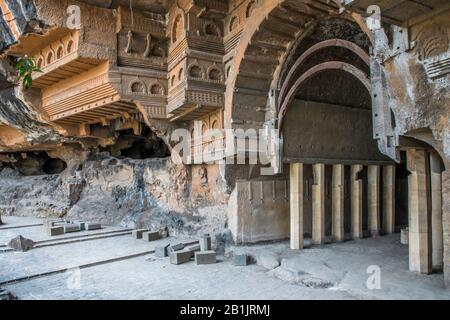 Kondana Caves, Karjat, Maharashtra, Inde : vue générale de la façade montrant l'arche de l'chaitya et des sculptures complexes avec des chaityas miniatures sur l'autoroute Banque D'Images