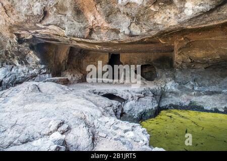 Kondana Caves, Karjat, Maharashtra, Inde : vue générale sur l'extrême extrémité (est) avec une énorme citerne d'eau au premier plan. Banque D'Images