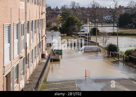 Shrewsbury, Shropshire 25 Février 2020. Des niveaux d'eau sans précédent sur la rivière Severn ont causé de graves inondations dans tout Shrewsbury. Banque D'Images