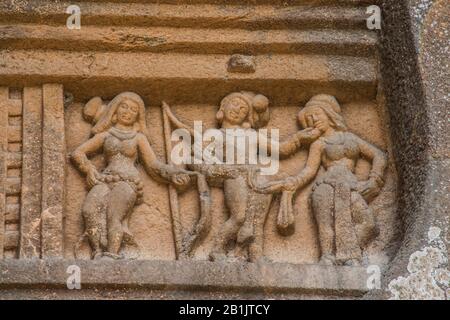 Grottes de Kondana, Karjat, Maharashtra, Inde : vue Plus Rapprochée des figures dansantes sur la façade gauche de la salle De Chaitya. Banque D'Images