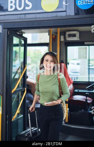 Un voyageur qui de l'Asie de l'autobus à la borne Banque D'Images