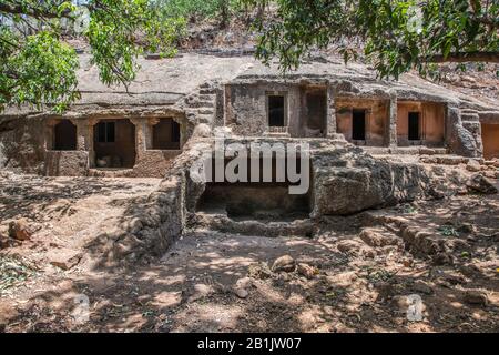 Grottes De Panhale Kaji Ou De Panhalakaji, District- Sindhudurg, Maharashtra, Inde : Vue Générale Des Grottes Nos 6 À 9. Banque D'Images