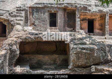 Grottes De Panhale Kaji Ou De Panhalakaji, District- Sindhudurg, Maharashtra, Inde : Vue Générale Des Grottes Nos 8 Et 9. Banque D'Images