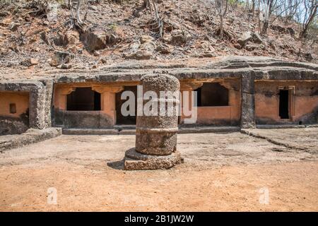 Grottes de Panhale Kaji ou Panhalakaji, District- Sindhudurg, Maharashtra, Inde : vue générale des grottes nos 12 avec un stupa dans la cour en face de t Banque D'Images