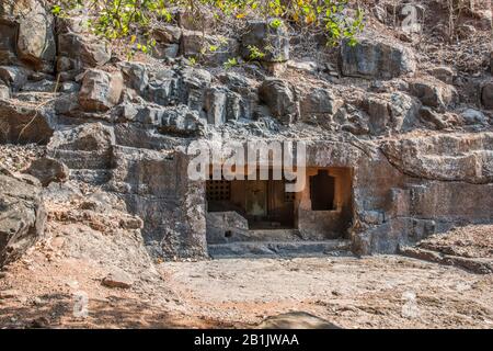 Grottes De Panhale Kaji Ou De Panhalakaji, District- Sindhudurg, Maharashtra, Inde : Vue Générale De La Grotte No 17. Banque D'Images