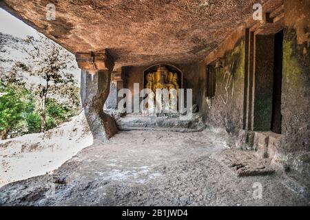 Grottes de Panhale Kaji ou de Panhalakaji, district - Sindhudurg, Maharashtra, Inde : Ganesha dans la véranda de la grotte no 21. Banque D'Images