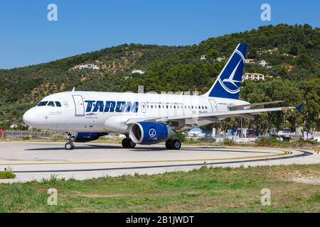 Skiathos, Grèce – 27 juillet 2019 : avion Tarom Airbus A 318 à l'aéroport de Skiathos (JSI) en Grèce. Airbus est un constructeur européen d'avions basé dans Banque D'Images