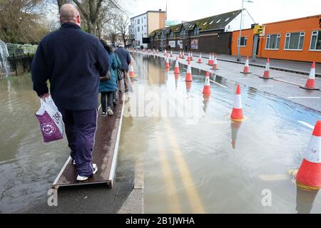 Worcester, Worcestershire, Royaume-Uni - Mercredi 26 février 2020 - Les Piétons marchent le long de la planking temporaire pour traverser les inondations dans la région de New Road de la ville. La rivière Severn continue d'augmenter dans la région de Worcester. Photo Steven May / Alay Live News Banque D'Images