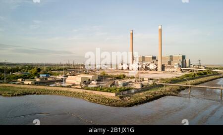 Vue aérienne des centrales électriques à combustibles fossiles de Tilbury A et B désaffectées situées sur les rives de la Tamise dans l'Essex, en Angleterre. Banque D'Images