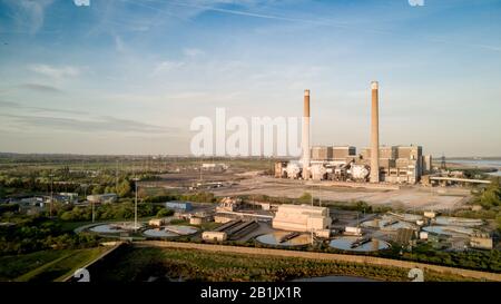 Stations D'Alimentation Tilbury, Essex, Royaume-Uni. Vue aérienne des centrales électriques à combustibles fossiles Tilbury A et B désaffectées à l'est de Londres, en Angleterre. Banque D'Images