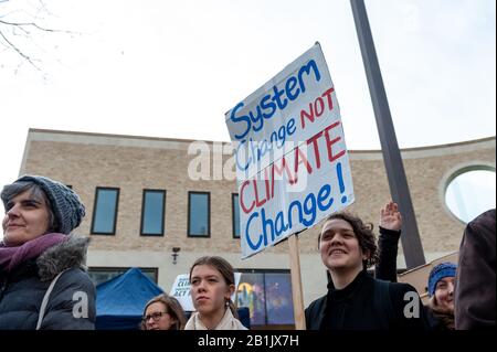 Un jeune manifestant lors de la Saint Valentin Youth Climate Strike à Oxford, au Royaume-Uni, exigeant un changement à l'échelle du système pour lutter contre le changement climatique à l'occasion de l'anniversaire de la première grève des jeunes britanniques pour le climat en 2019. Banque D'Images