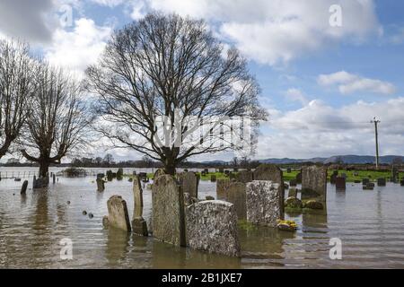 Severn Stoke, Worcestershire, Royaume-Uni. 26 février 2020. Le petit hameau de Severn Stoke dans le Worcestershire a été entouré par des inondations après que la rivière Severn a éclaté ses rives. L'église Denys a été complètement entourée d'inondations et le cimetière a été inondé de pierres tombales culminant au-dessus du niveau de l'eau. La rivière Severn devrait continuer à monter jusqu'à mercredi soir. Crédit : arrêtez Press Media/Alamy Live News Banque D'Images